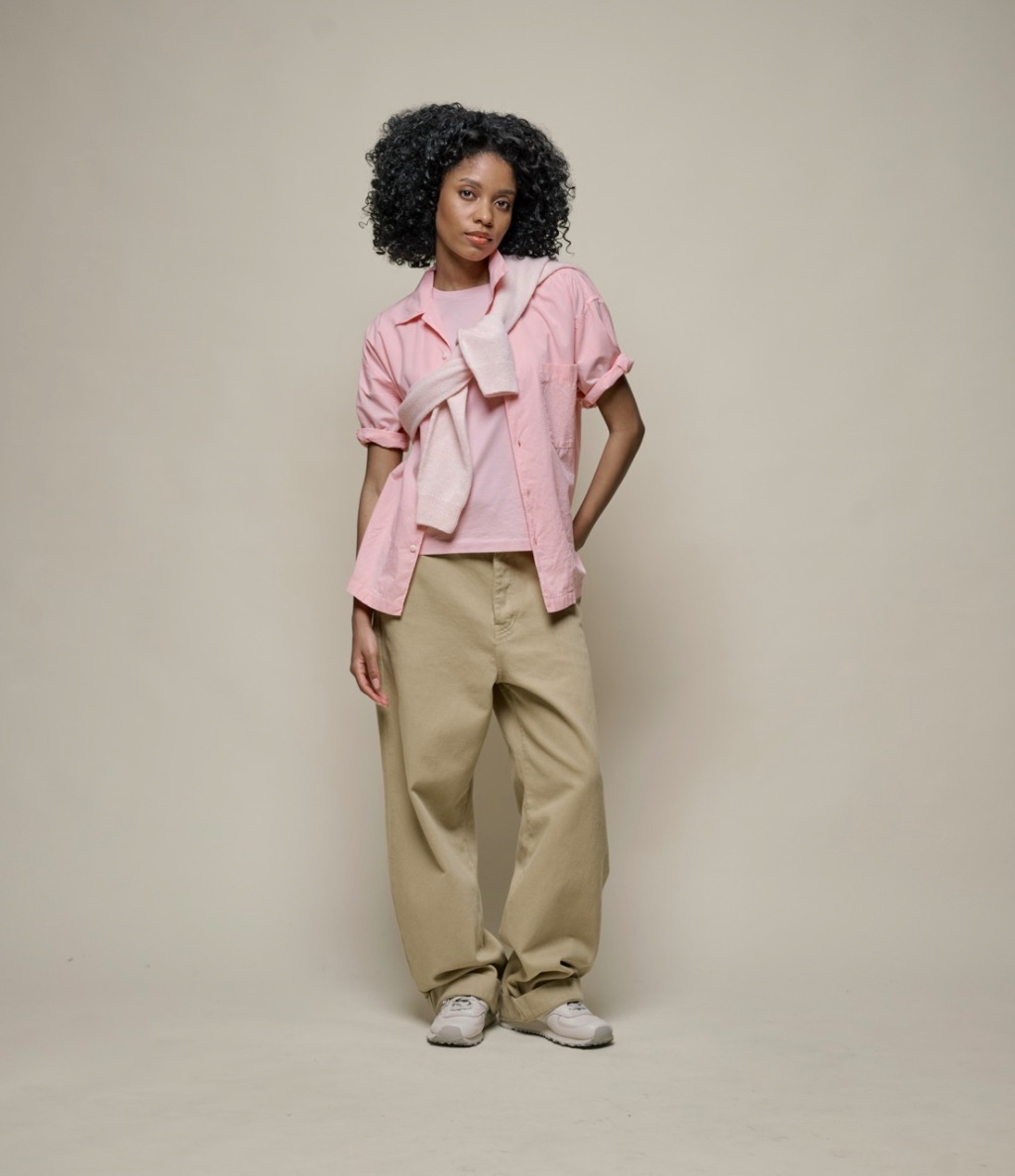 woman wearing pink T-shirt and shirt with pants in khaki and a sweatshirt wrapped around